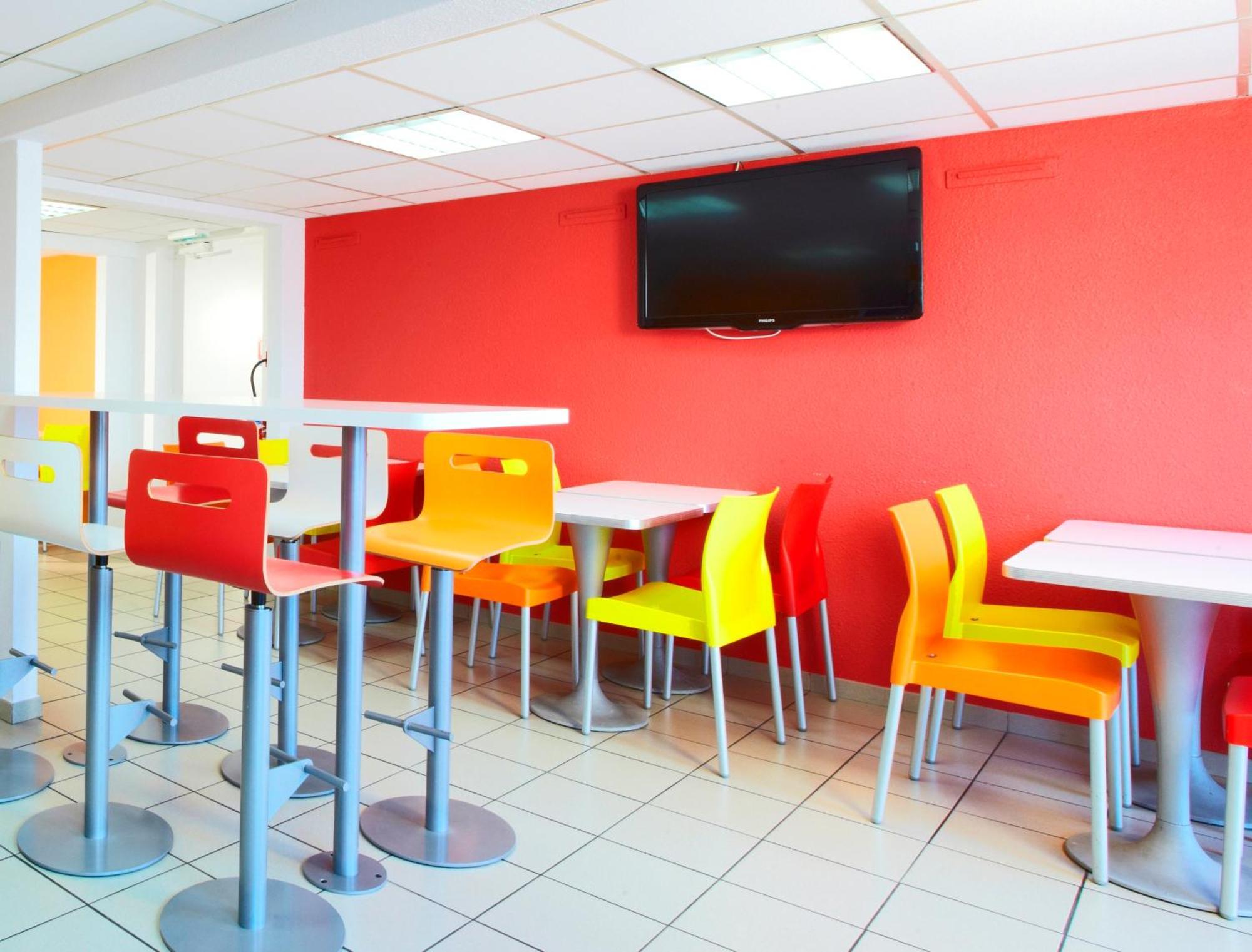 Premiere Classe Montreuil Montreuil  Esterno foto The interior of a typical McDonald's restaurant