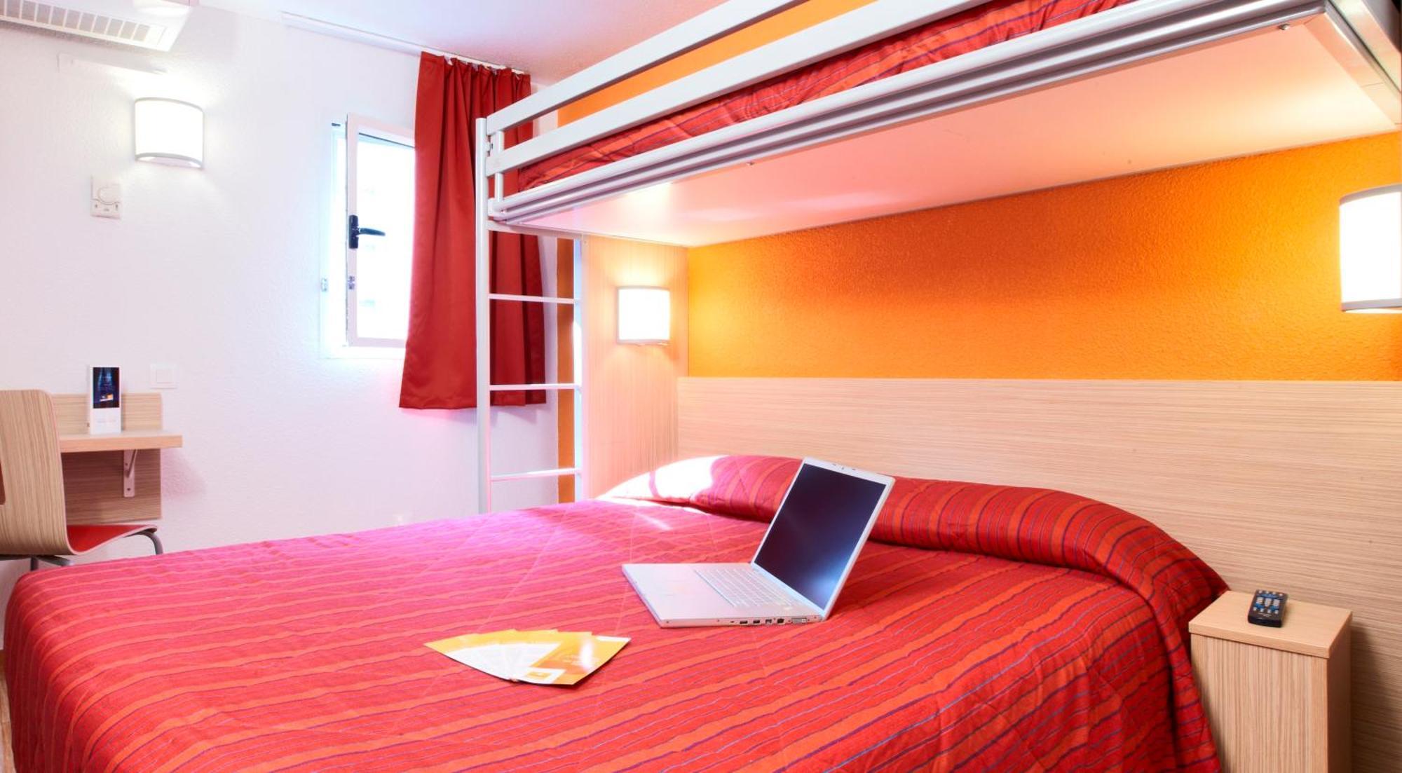 Premiere Classe Montreuil Montreuil  Esterno foto A typical room at a hotel
