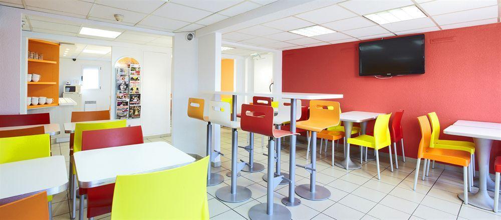 Premiere Classe Montreuil Montreuil  Esterno foto The interior of a typical Ibis budget hotel