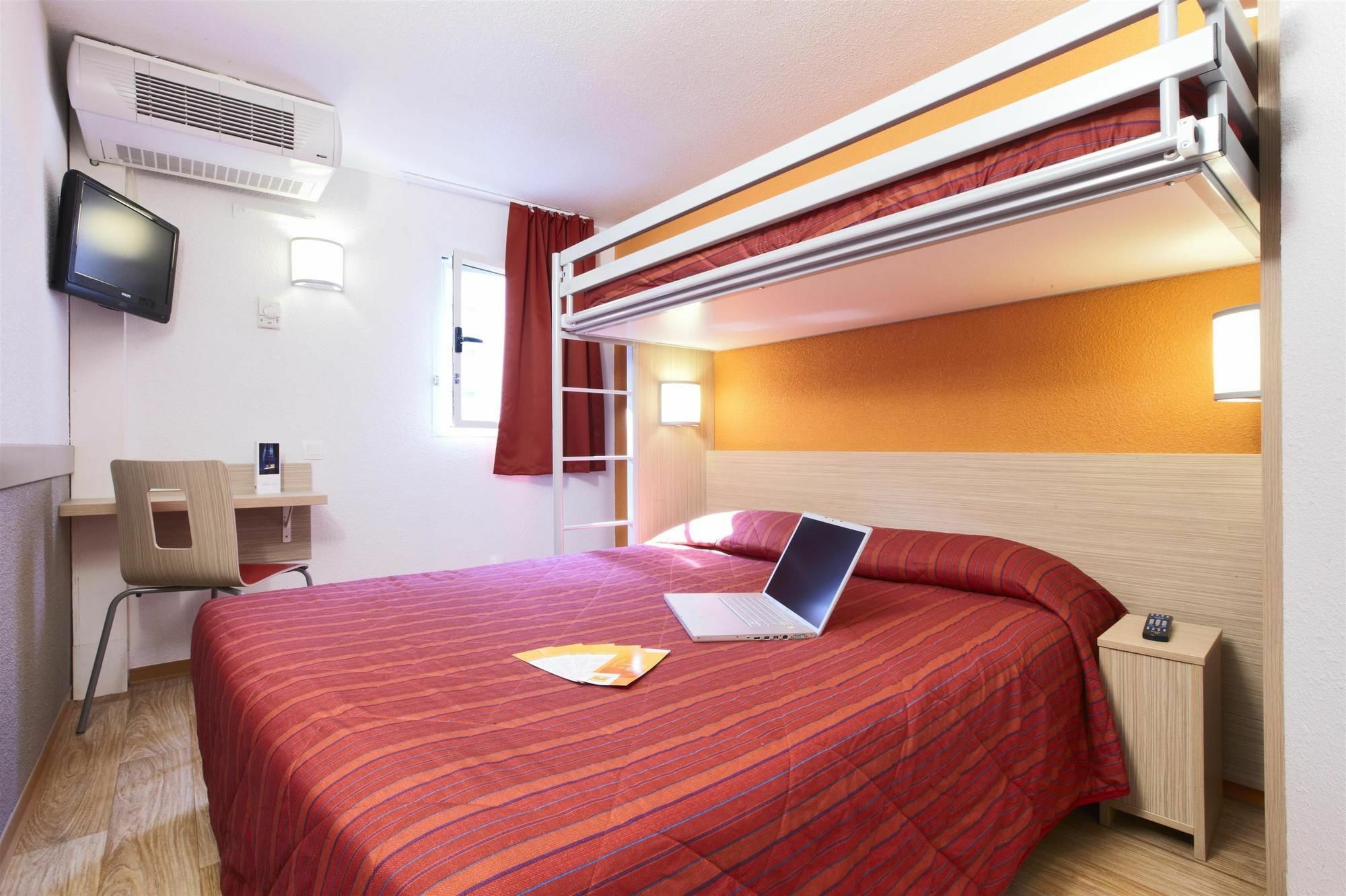 Premiere Classe Montreuil Montreuil  Esterno foto A typical room at a B&B